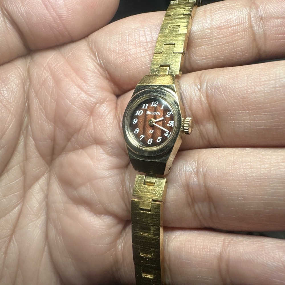Vintage 1976 BULOVA 23 JEWELS Ladies Watch Gold Tone 16mm Fit 6.5" - Not Working